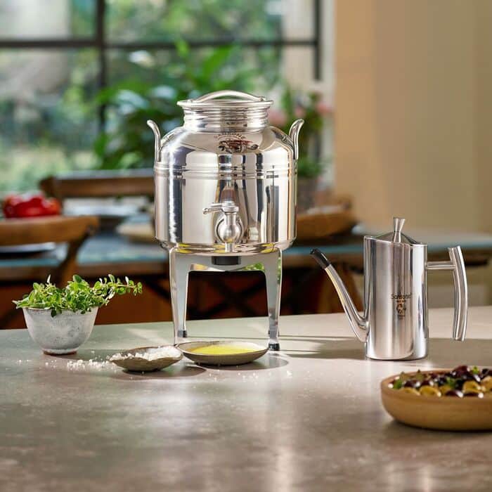 מארז + מיכל נירוסטה לשמן זית 3 ליטר פרימיום + מעמד נירוסטה + קנקן 500 מל.