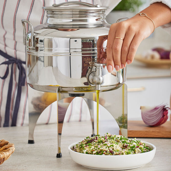 מארז: מיכל נירוסטה לשמן זית- 5 ליטר פרימיום + מעמד נירוסטה + קנקן 500 מ”ל