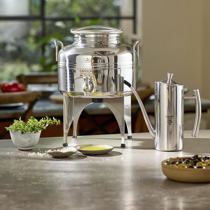 מארז: מיכל נירוסטה לשמן זית- 5 ליטר פרימיום + מעמד נירוסטה + קנקן 500 מ”ל